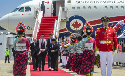 Perdana Menteri Kanada Justin Trudeau (ketiga kanan) bersama Putranya Xavier Trudeau (kedua kanan) didampingi PJ Gubernur Banten Al Muktabar (kanan) setibanya di Terminal VVIP Bandara Soekarno-Hatta, Tangerang, Banten, Selasa (5/9/2023). Media Center KTT ASEAN 2023/Muhammad Adimaja/pras.